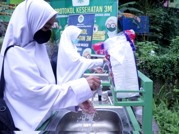 EDUKASI SANTRI DIPONDOK PESANTREN, UPAYA CEGAH COVID-19